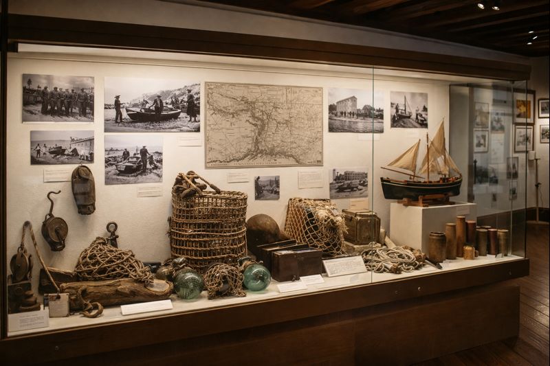 Objets anciens, photos d’époque et éléments historiques exposés au Musée du Patrimoine d’Étretat retraçant l’histoire du village et de ses habitants