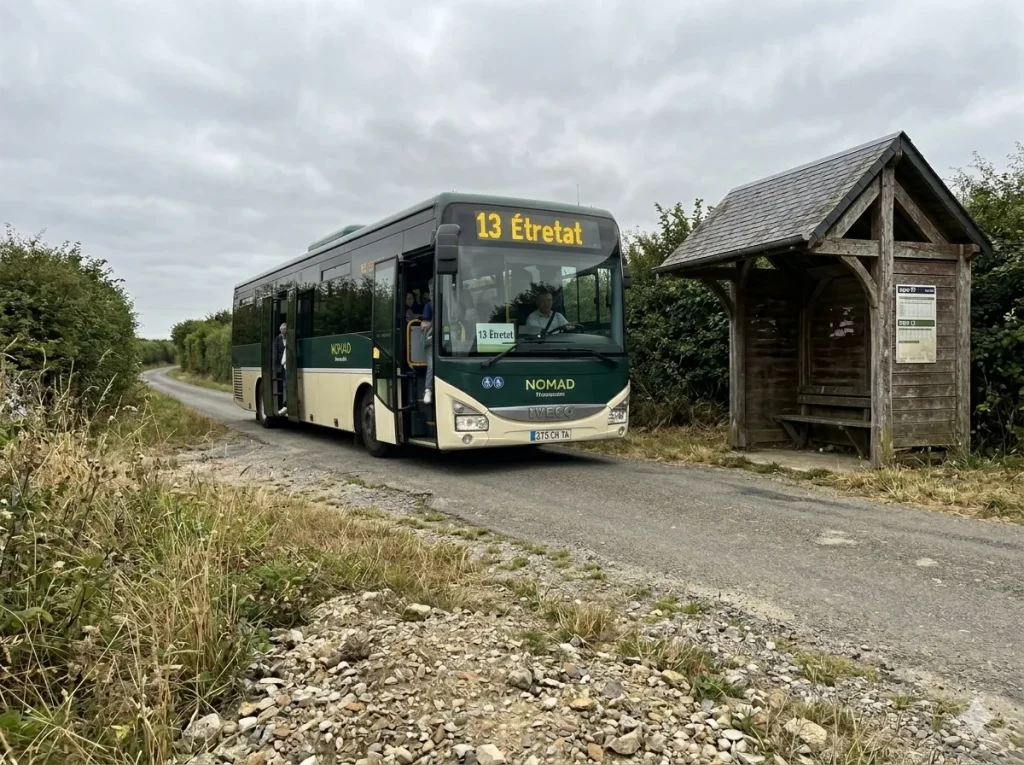Bus ligne 13 pour Étretat à un arrêt de campagne près du camping