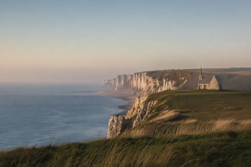 Montée vers la chapelle Notre-Dame-de-la-Garde par la falaise d’Amont à Étretat
