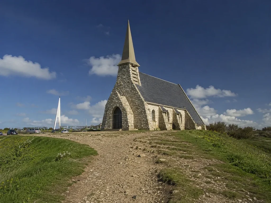 Chapelle Notre-Dame-de-la-Garde au sommet de la falaise d’Amont à Étretat