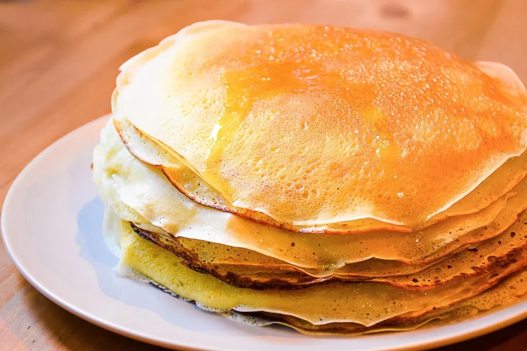 Galette normande garnie servie dans une crêperie à Étretat