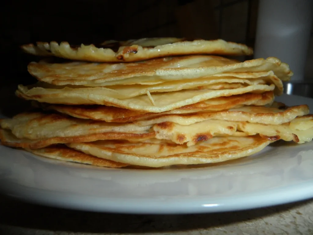 Pile de crêpes dorées servies dans une crêperie à Étretat